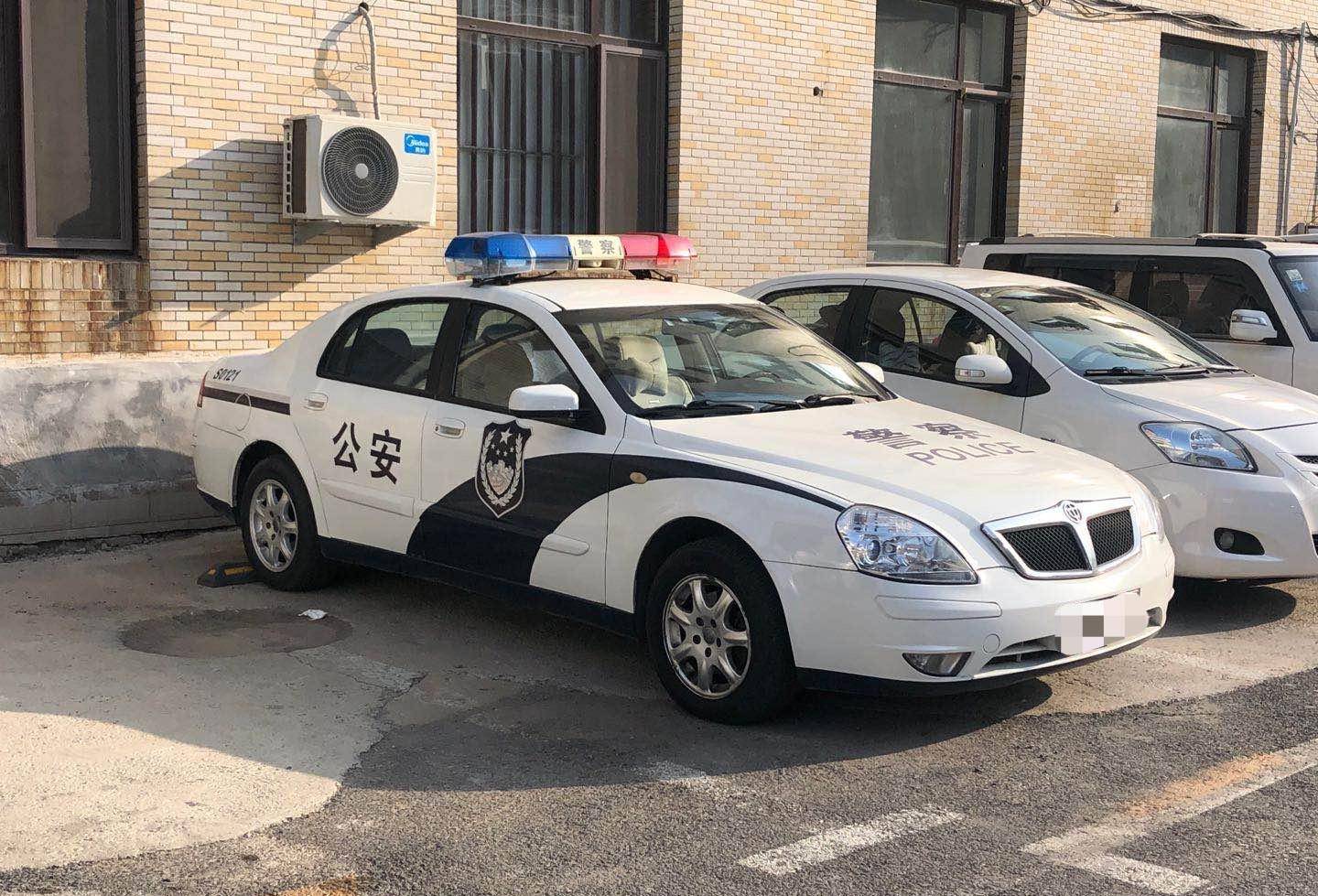 原创老人手臂被电锯锯伤急需抢救警车秒变救护车