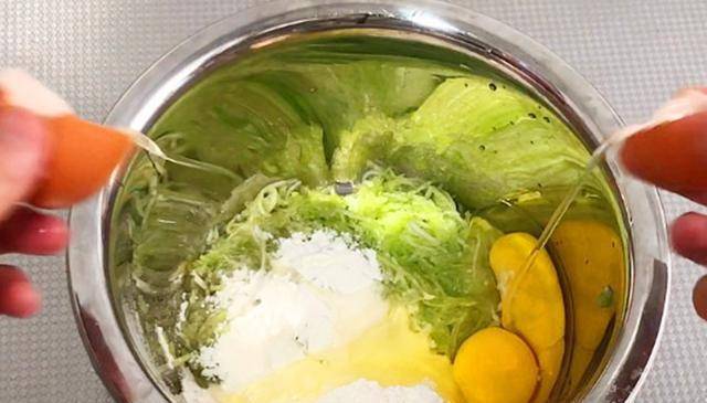 蔬菜|夏天，我家丝瓜从不炒着吃，加1勺面粉2个鸡蛋，出锅比肉还受欢迎