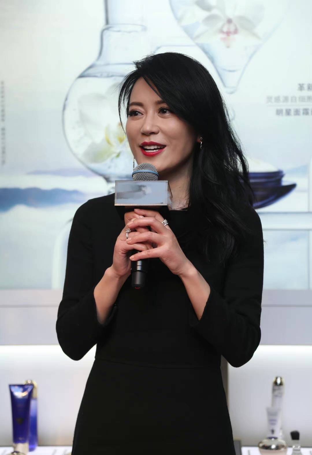 俞飞鸿 不打光修图的俞飞鸿，肤色暗黄也有皱纹，哪有47岁还不老的！