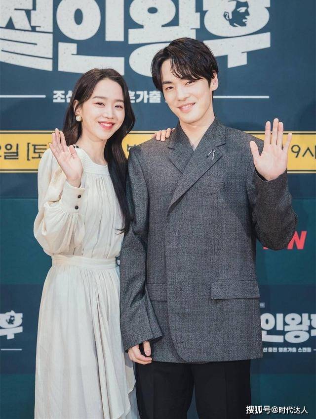 金正贤 申惠善果然是美人坯子，白色连衣裙配长卷发如仙女下凡，气质真绝