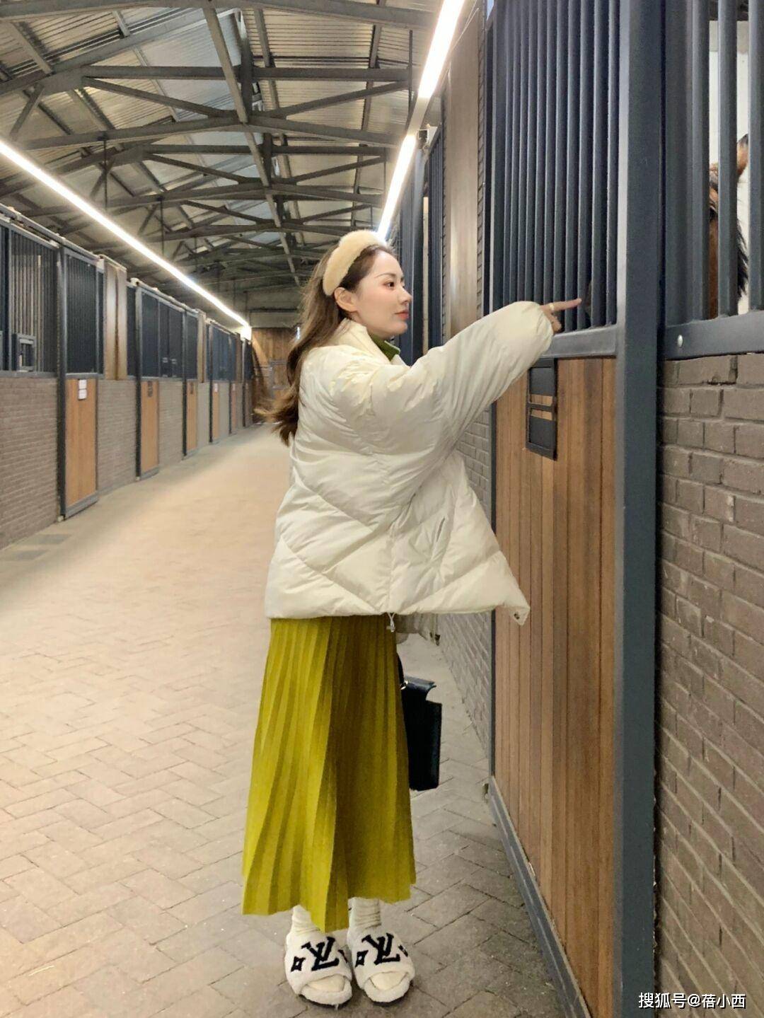 整体 冬季穿羽绒服不怕冷，选这5款就够了，配毛衣、牛仔裤时髦又洋气