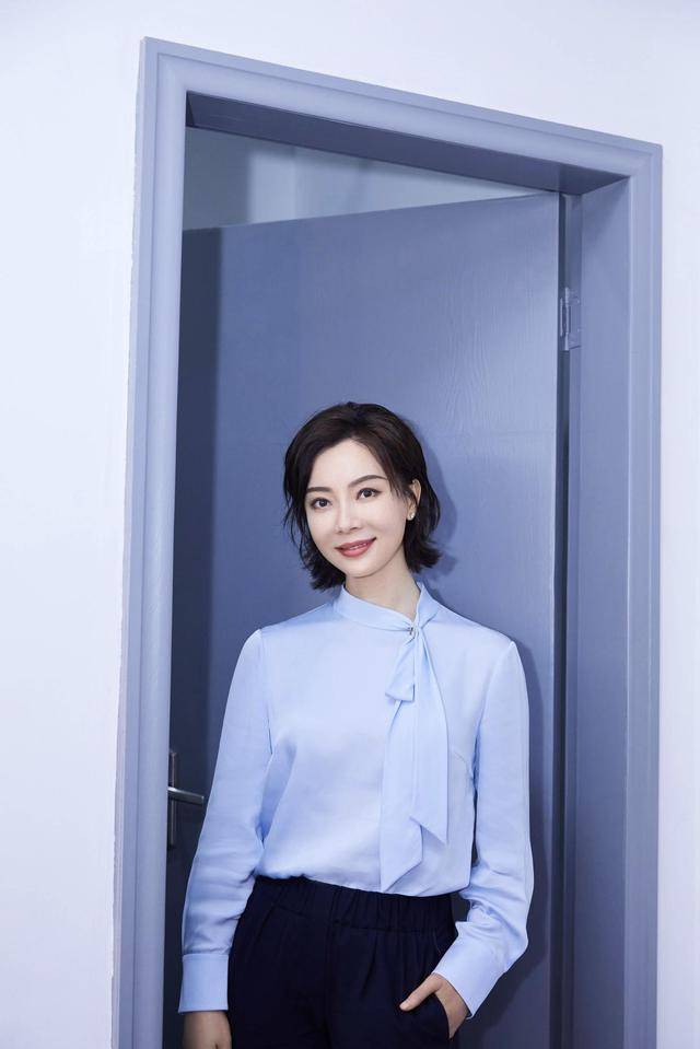 藏蓝色 陈数到底多有气质？一身藏蓝色套装干练高级，尽显成熟女性的魅力