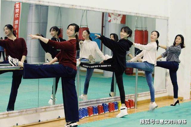 一身 左小青才是真女神！棉服套卫衣难掩气质，容貌身材不像43岁老阿姨