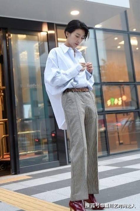 行走 这位韩国阿姨太会穿,47岁的简约穿搭,堪称行走的时尚典范