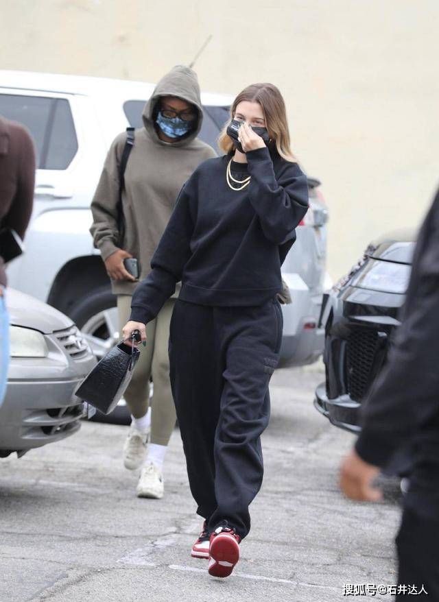 运动服 海莉亲自示范，如何利用3个简单技巧，把运动服穿出街头时尚感