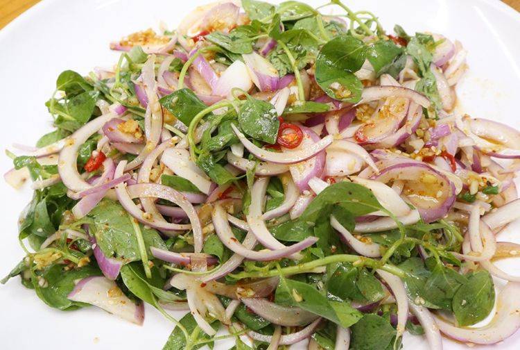 原创夏天必备小凉菜荆芥拌洋葱不用焯水一搅一拌清脆解腻