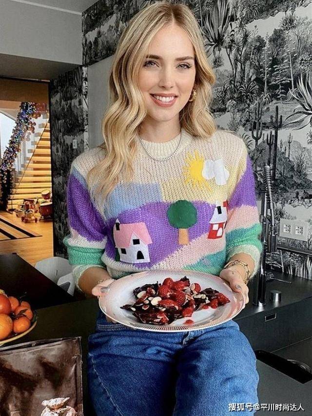 短裙 圣诞毛衣要如何搭下装？牛仔裤最经典，短裙不如长裙更有风情