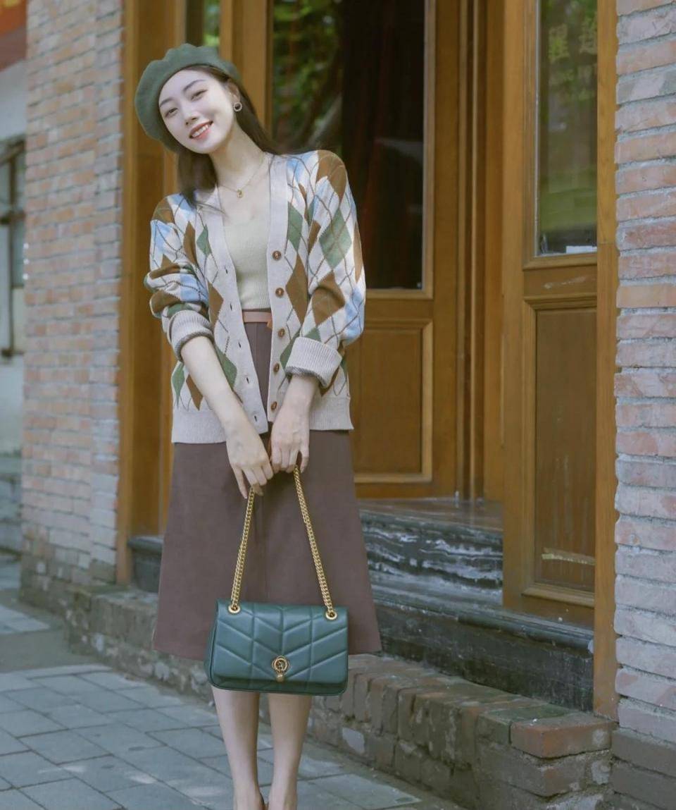 设计 秋冬，高级感穿搭指南，针织衫搭配半身裙，温柔知性更具女人味