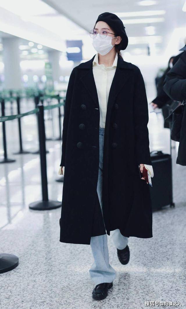 呢子 33岁刘诗诗戴贝雷帽太甜了，大衣加衬衫好减龄，说她23岁都嫌多