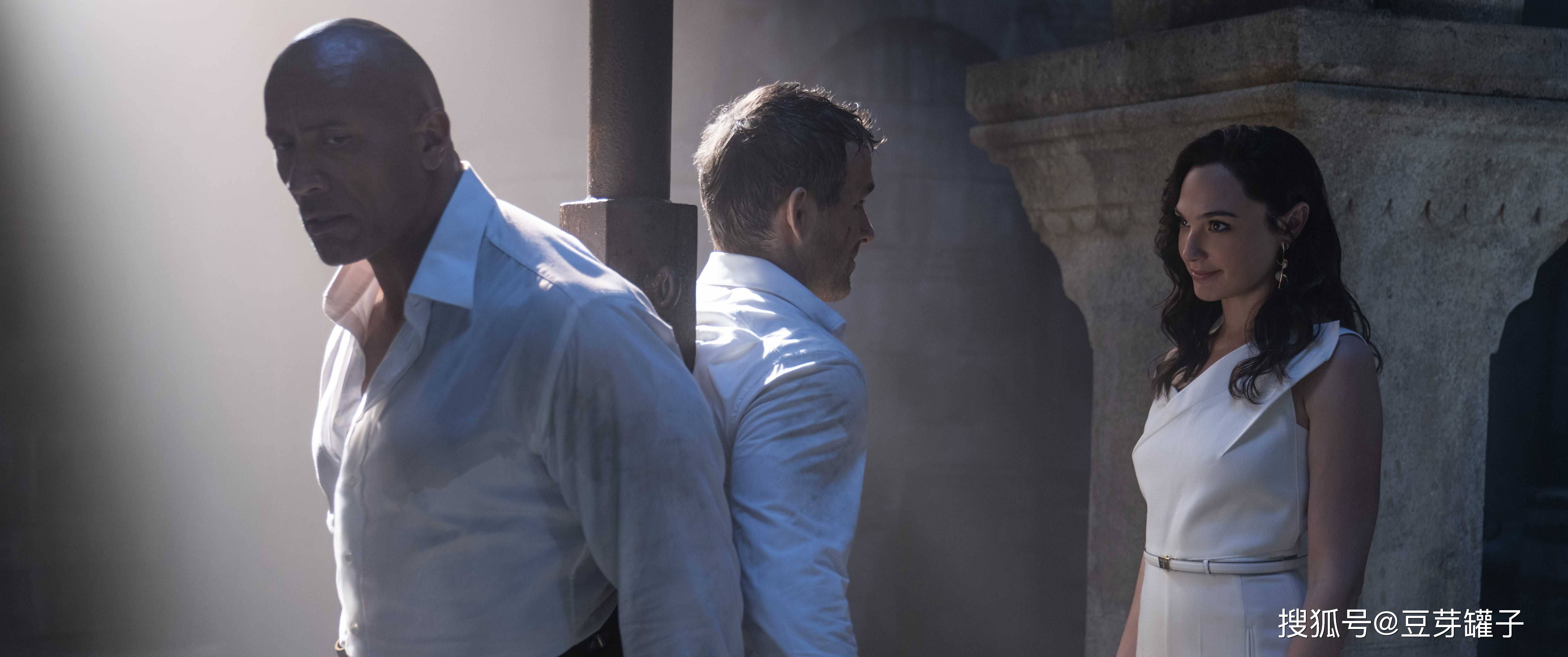 观点评论|《红色通缉令》：豪华卡司阵容，是部类型佳片，还是部谐仿烂片？