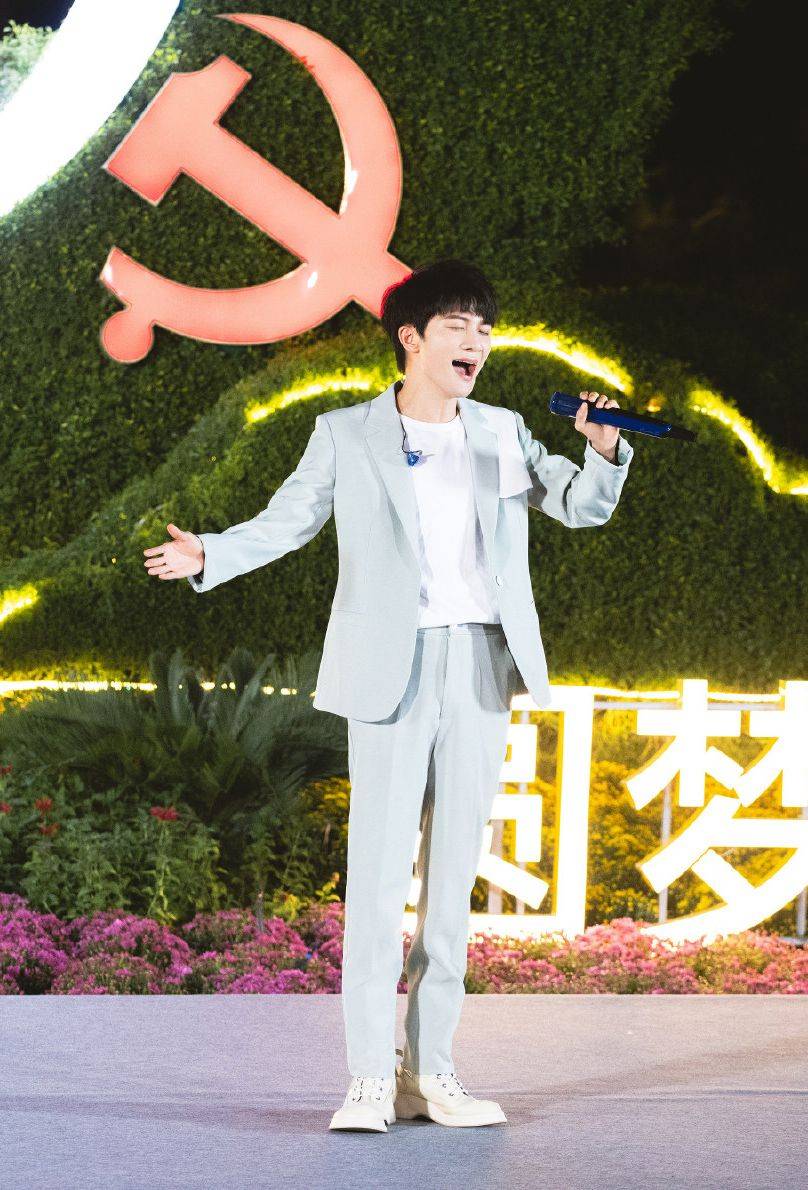 周深 小个子不适合穿西装?看到身高161cm周深的造型,你会改变看法