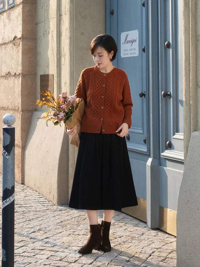 黑色 女人年过40穿衣要体面，为你分享5个实用半身裙，帮你打造好气质