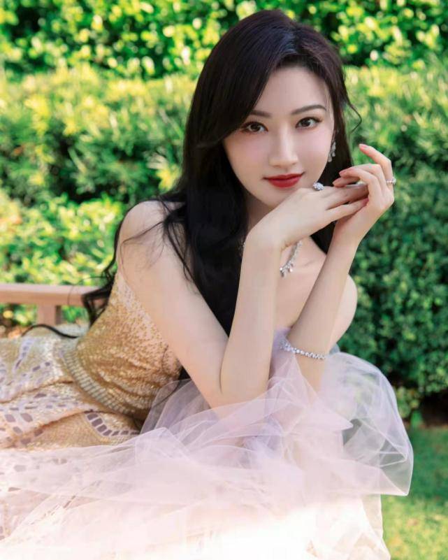 高定 芭莎红毯竞争激烈！宋茜把自己穿成美人鱼，杨幂baby靠高定抢风头