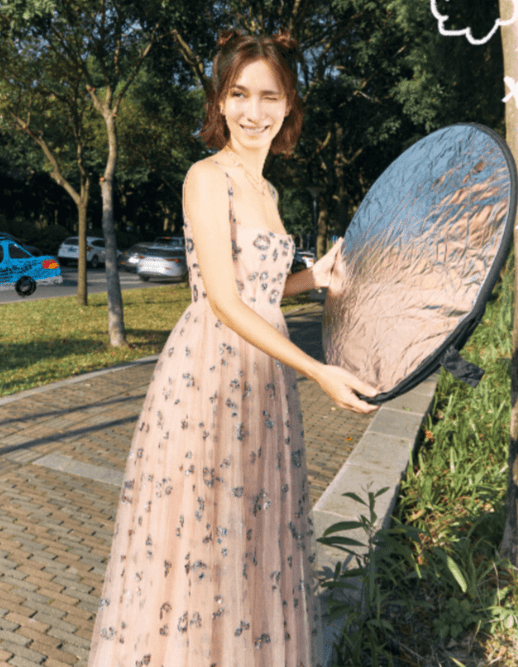 活动 韩庚夫妇出席活动好甜蜜，站一起两手紧握，卢靖姗小腹凸出似怀孕