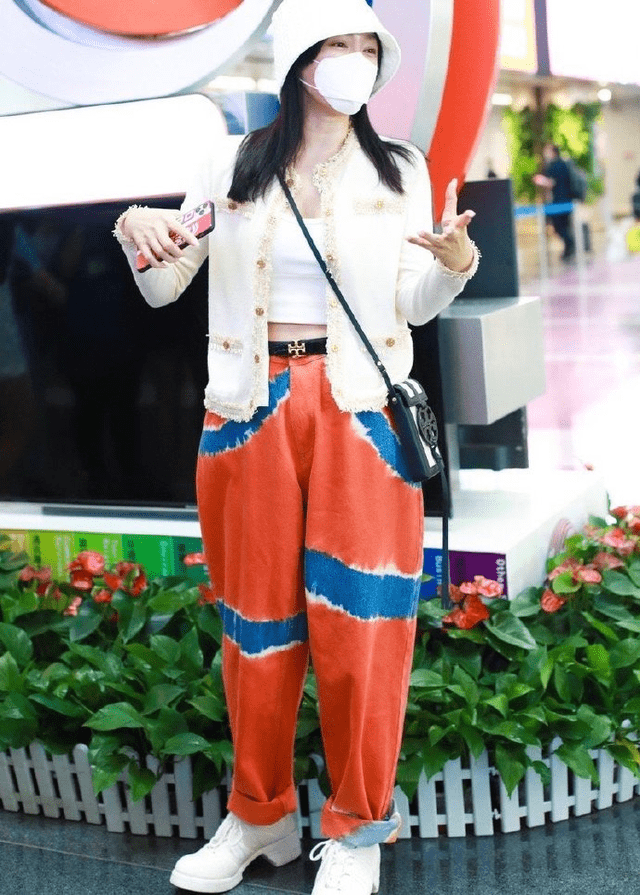 橙色 40岁秦岚穿露脐装秀小蛮腰，配橙色休闲裤青春减龄，状态好似20岁