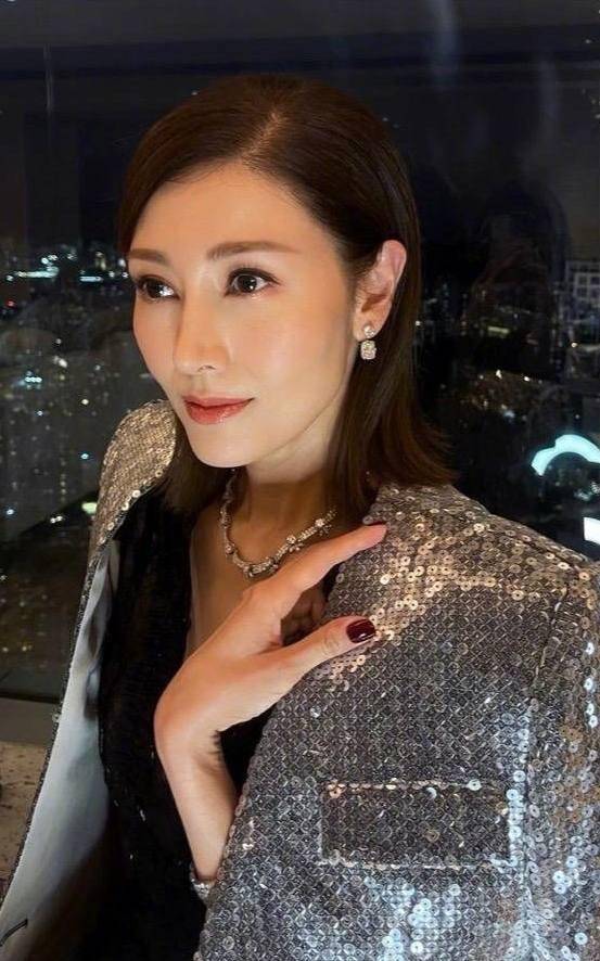 满钻51岁李嘉欣晒美照，戴钻石首饰贵气十足，与老公同框似两代人