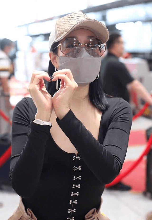 黑色 40岁钟丽缇状态真好!紧身衣配工装裤又美又酷,身材丰满得刚刚好