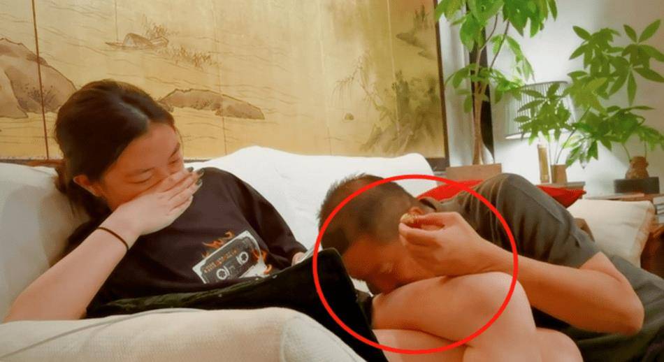 哈金|李亚鹏酒桌喝高手舞足蹈,亲女儿大腿与小19岁嫩模当街激吻