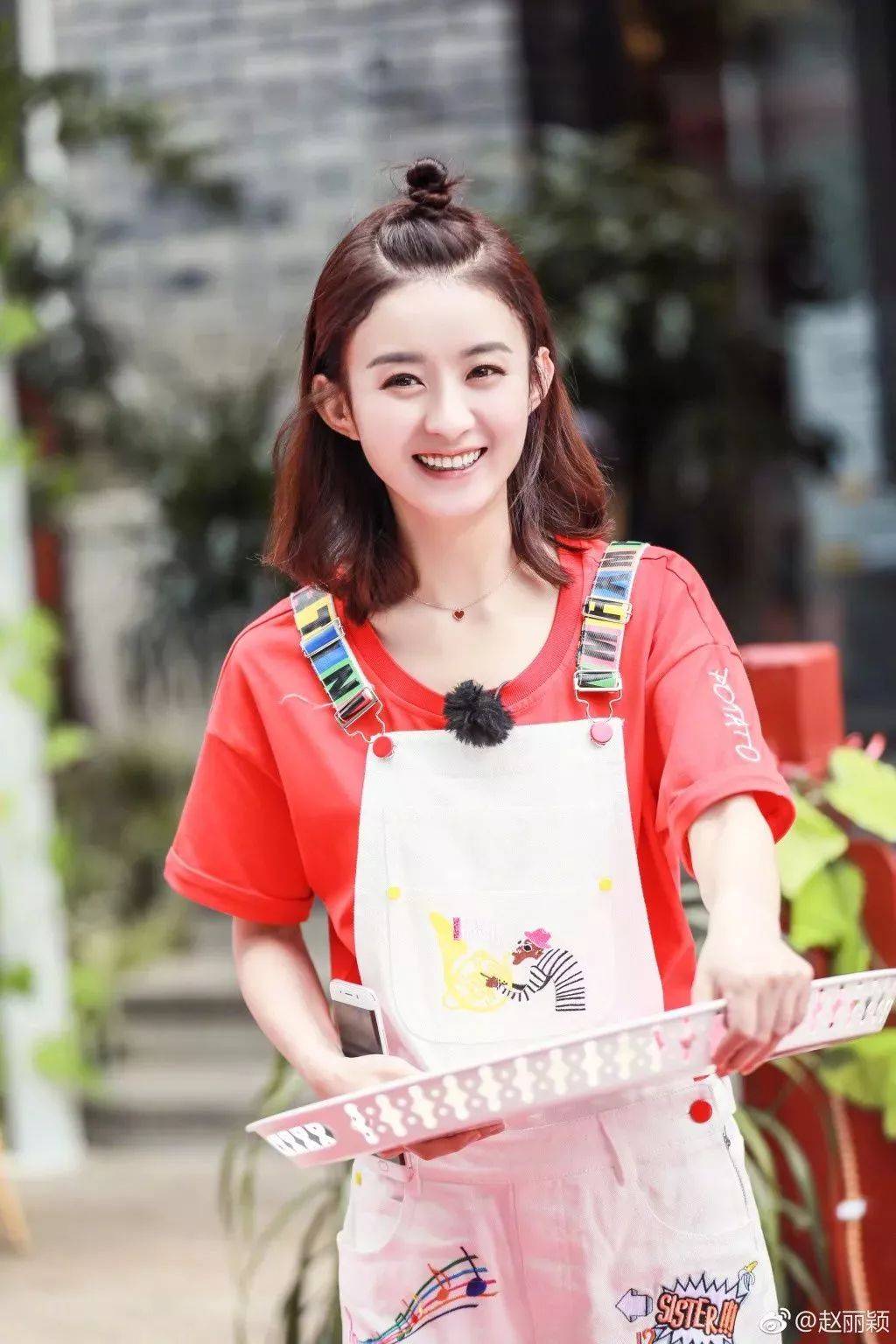 橡皮筋戚薇助阵许嵩演唱会看起来只有18岁？终极丸子头实力抢镜