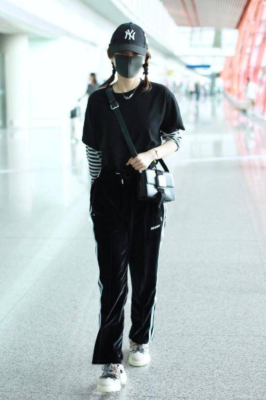 黑色 夏季穿搭没头绪?试试时髦显瘦黑T恤,时而狂野霸气时而甜美温柔