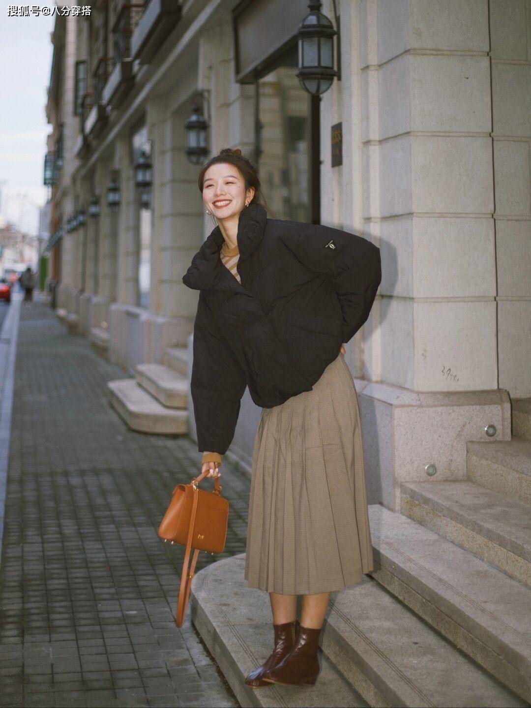 黑色 “羽绒服”颜色别乱选，这几种颜色简约又高级，百搭不挑人