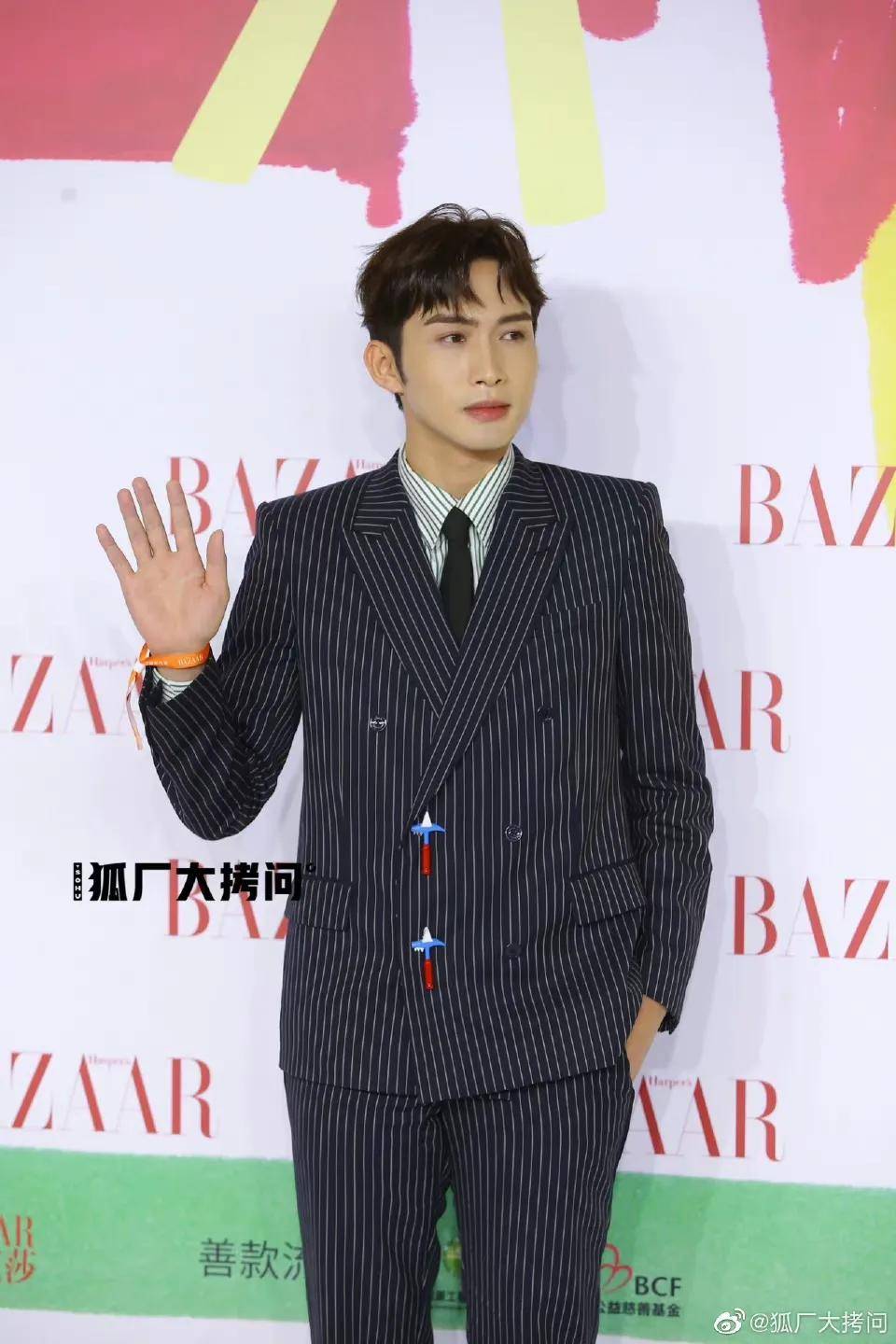 高定 娱乐｜芭莎慈善夜红毯：杨幂陈伟霆携手入场，李现杨洋朱一龙亮相