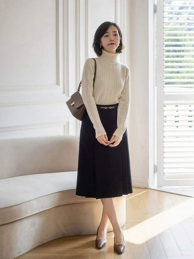 黑色 女人年过40穿衣要体面，为你分享5个实用半身裙，帮你打造好气质