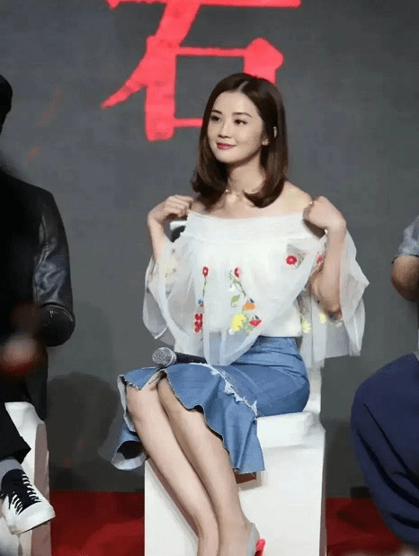 青春 蔡卓妍这身搭配太减龄，哪像快奔四的人，薄纱配牛仔裙青春动人