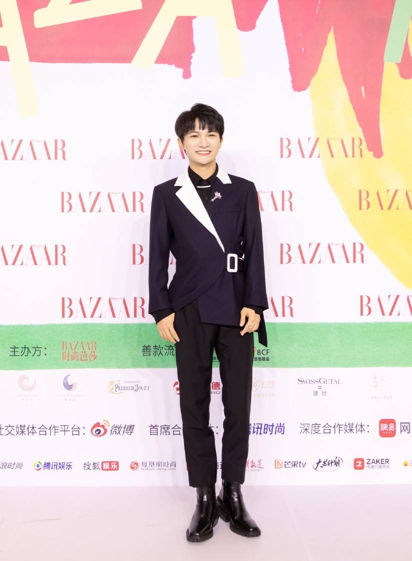 周深 小个子不适合穿西装?看到身高161cm周深的造型,你会改变看法