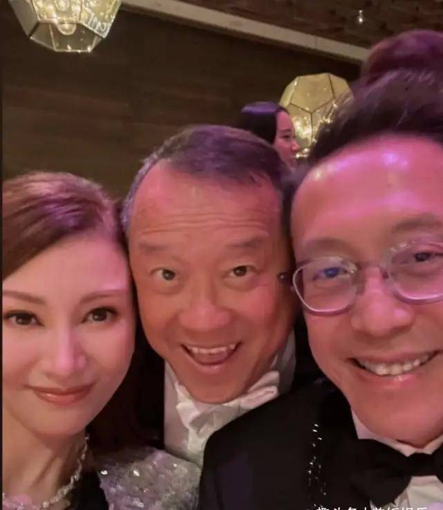 满钻51岁李嘉欣晒美照，戴钻石首饰贵气十足，与老公同框似两代人