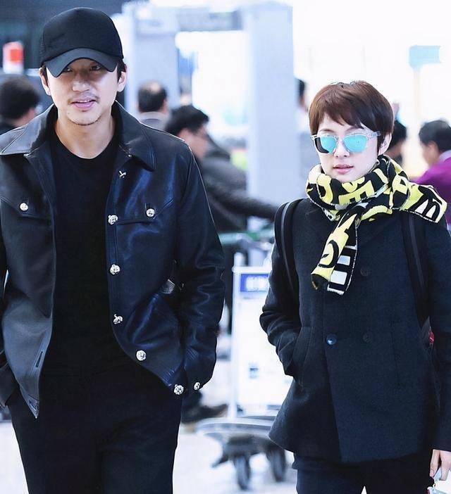 邓超 邓超带老婆出行,胡子拉碴开始变油腻,孙俪系花围巾有了阿姨味道