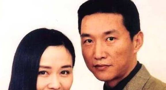张子强被枪毙,34岁老婆少女打扮,被4名年轻