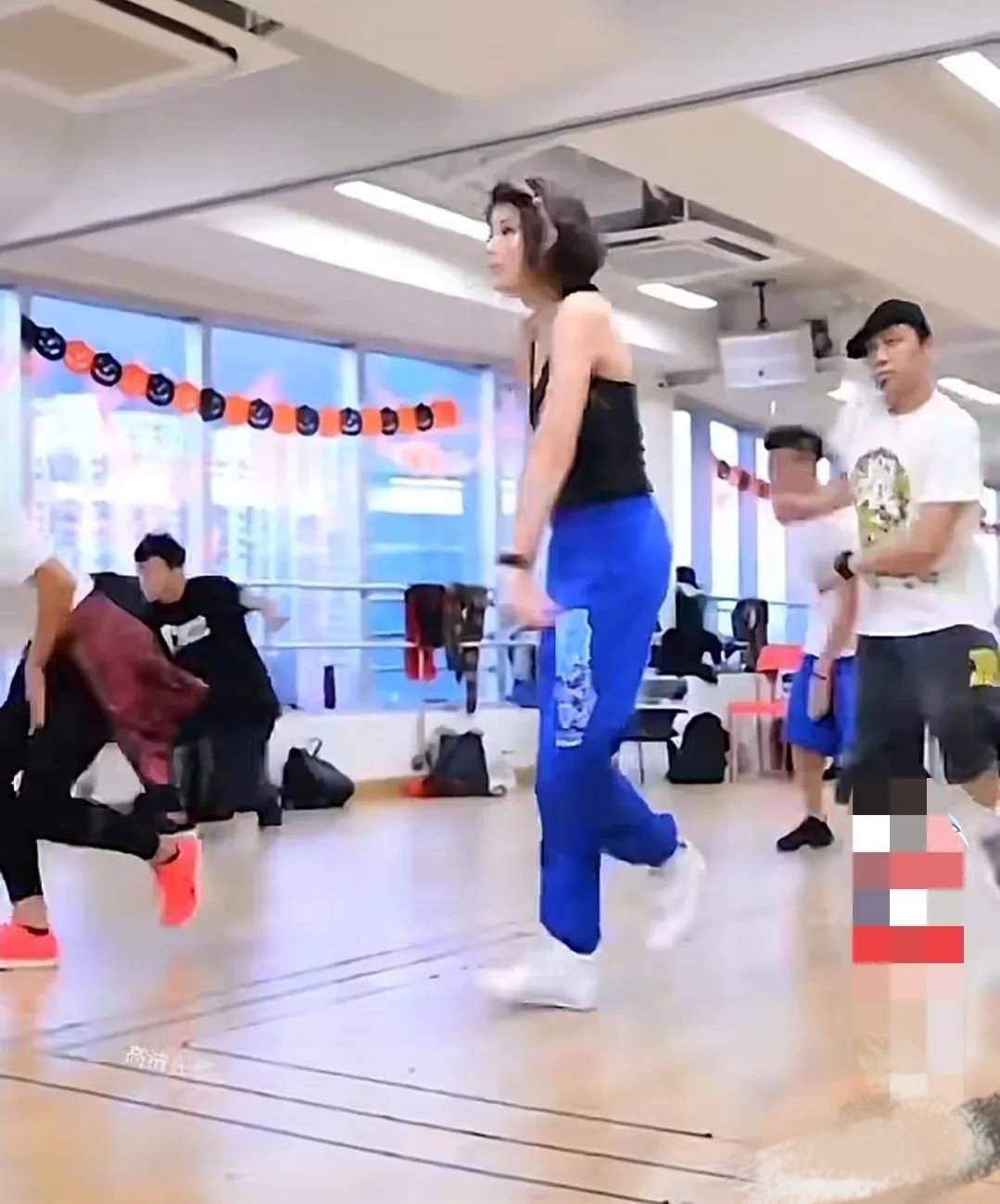 吊带陈慧琳晒健身照，穿吊带紧身衣没肚腩，48岁还一点不显老！