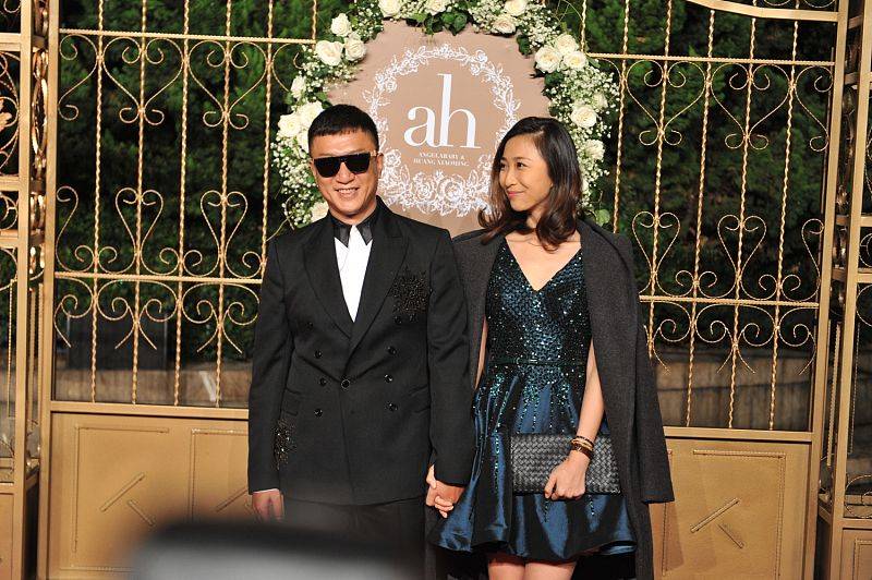 进行 孙红雷的老婆看着很幸福,穿华丽款精致礼裙,挺有阔太样的