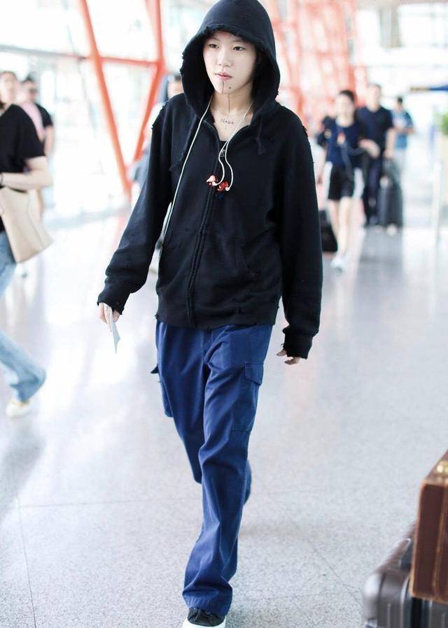 黑色 窦靖童的时尚品味不一般！条纹上衣配牛仔裤中性洒脱，潇洒不羁