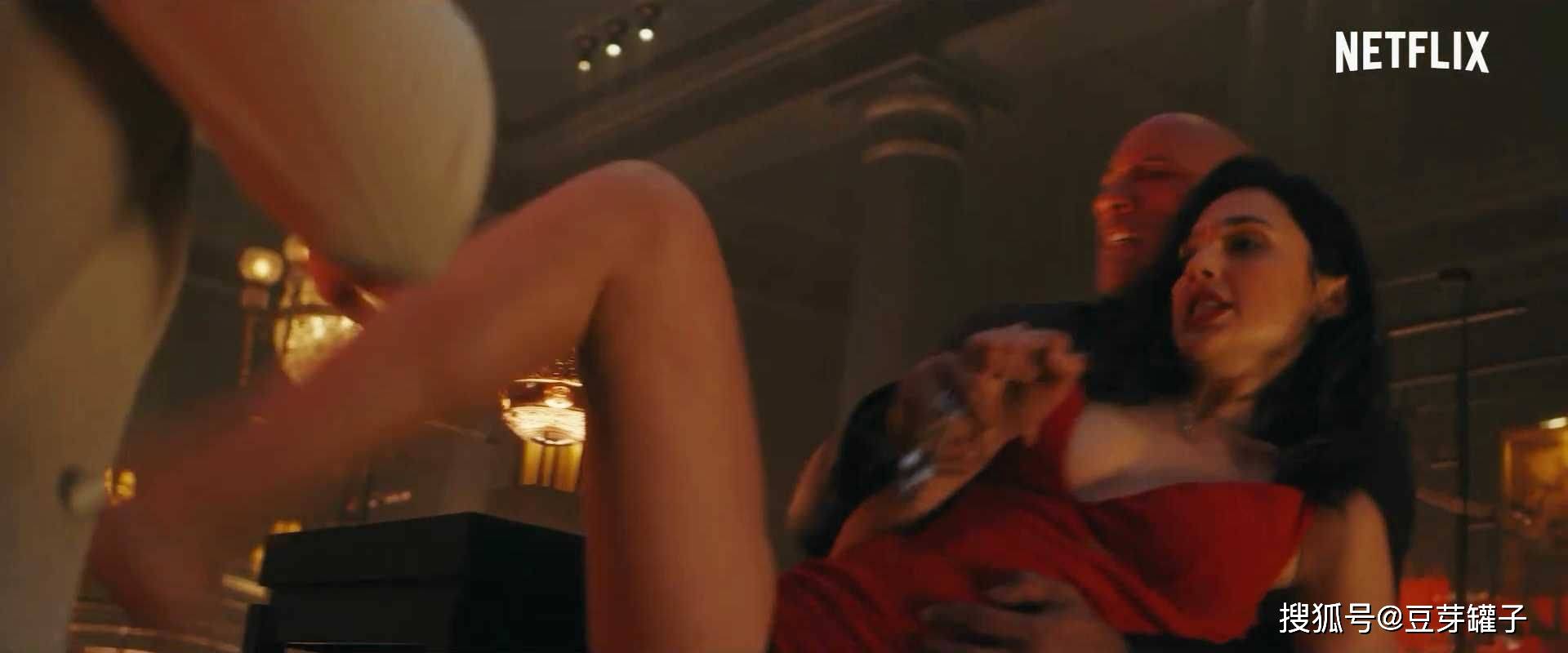 观点评论|《红色通缉令》：豪华卡司阵容，是部类型佳片，还是部谐仿烂片？