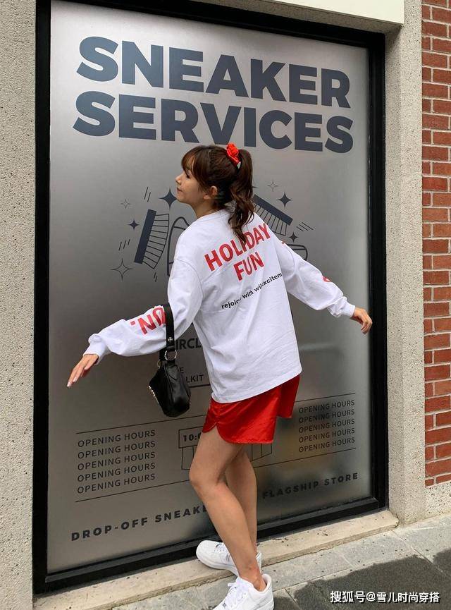 带着 陈赫娇妻张子萱好会穿，白T恤搭喇叭裤，活力清新哪像36岁俩娃妈