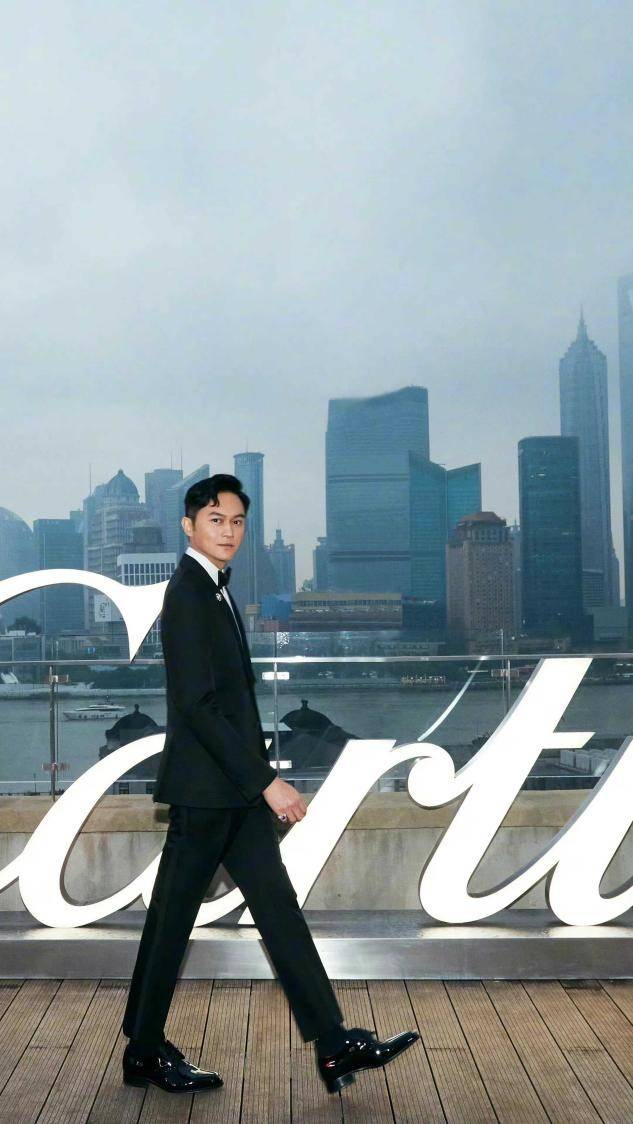 全套 袁咏仪早该这样打扮了，全套祖母绿配拖地白裙，瞬间贵气到认不出