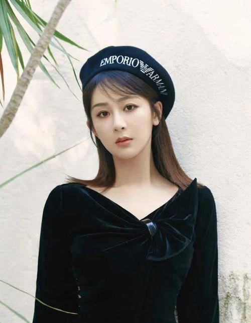 黑色 杨紫人美身材也好，一袭黑色紧身V领裙，戴贝雷帽甜美又温婉