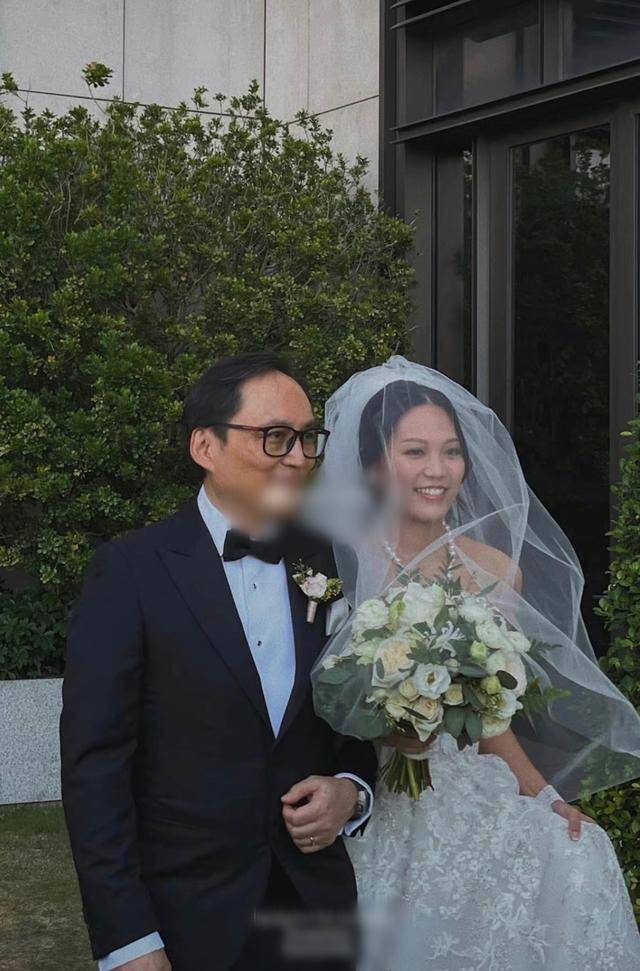 這次女兒結婚,霍文遜穿著黑色西裝,打扮得很正式.