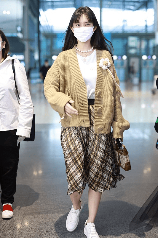 显得 孟子义的私服颜色虽然老气了点,可穿着却好美,像邻家小妹妹