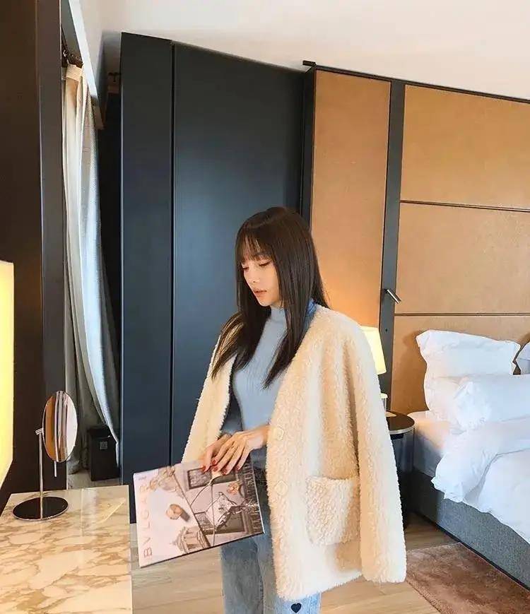 卫衣 李小璐牵着女儿走机场，穿卫衣外套配百褶裙，打扮得比女儿都嫩