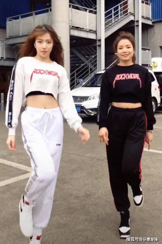 网络 高颜值母女走红网络！女儿貌美如花，妈妈打扮时髦女团身材更出众