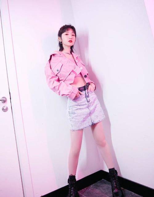 身材 难怪毛晓彤从不露腰，当她穿上露脐装后，这“奶棒腰”真实存在吗？