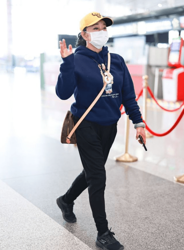 卫衣 刘晓庆69岁仍时髦,穿卫衣配小黄帽,青春活力不输小年轻