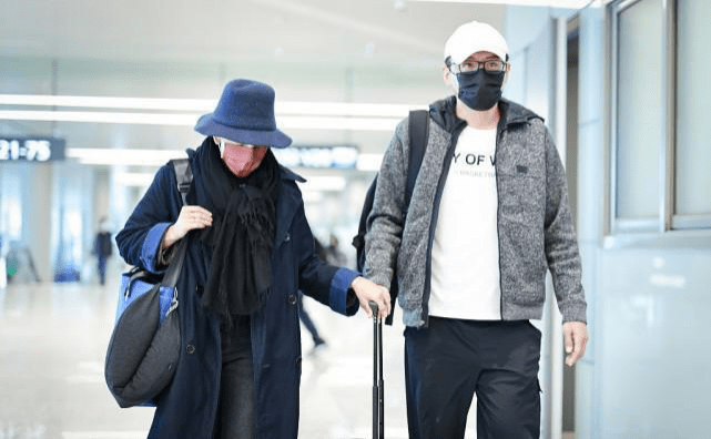 服装 中年的女人穿衣服要慎重，刘烨的外国媳妇，穿衣服就挺讲究的