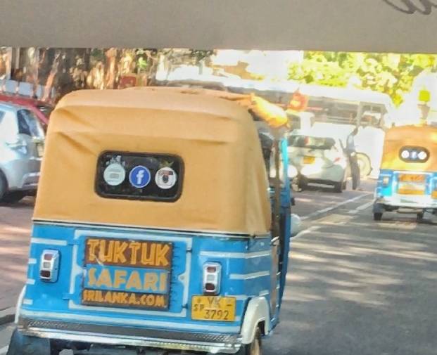 在科伦坡乘坐超原始的“嘟嘟车”：全程保镖陪护，其实就是三轮车