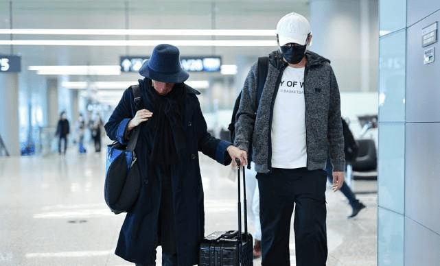 服装 中年的女人穿衣服要慎重，刘烨的外国媳妇，穿衣服就挺讲究的
