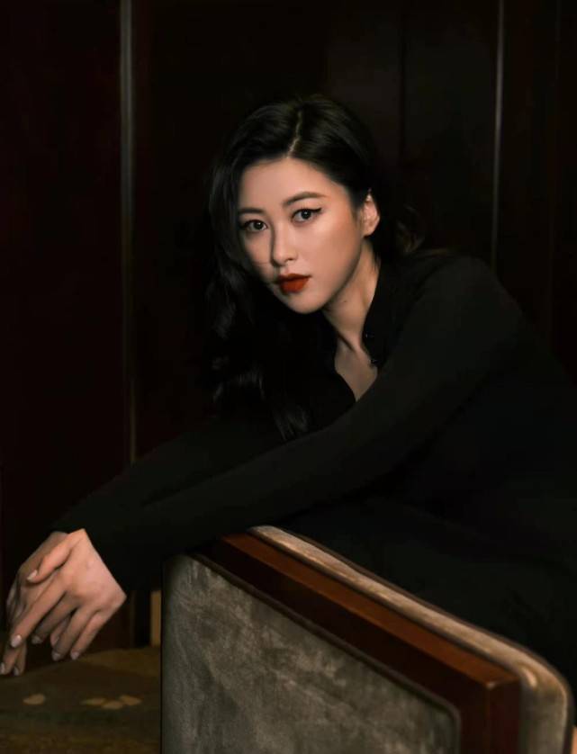 黑色 名媛朱珠身材比产前还性感！穿深v裙出席活动成焦点，女人味爆棚