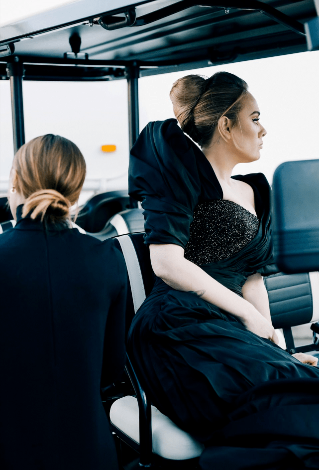 鱼尾 阿黛尔新造型好美！穿裹身鱼尾裙亮相宛如女王，瘦了90斤变化太大